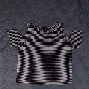 Off-the-shoulder black and white tee SIZE L